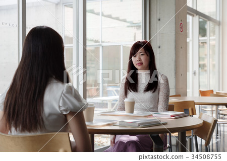 大學生使用自助餐廳 34508755