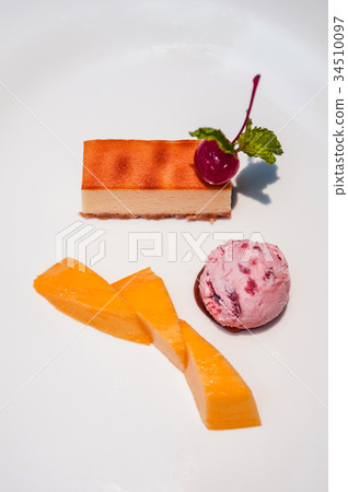 Cheesecake ice cream and sweet mango Cheesecake ice cream and sweet mango 34510097