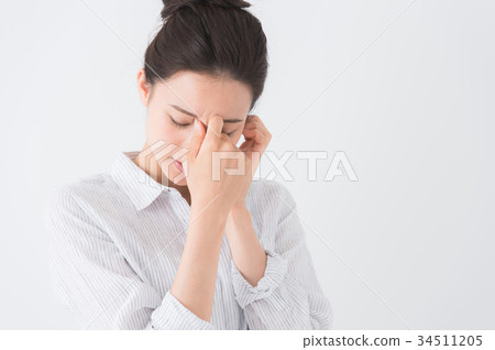 Young woman (natural white background) 34511205