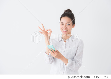 操作智能手機的女人（白色背景） 34511947