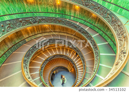 VATICAN-CITY, VATICAN- MAY 09, 2017 VATICAN-CITY, VATICAN- MAY 09, 2017 34513102