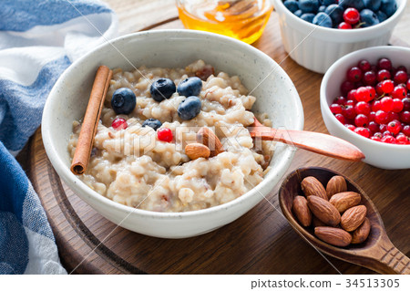 图库照片 oatmeal porridge with berries cinnamon and honey