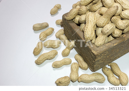 Beanscaping groundnuts of the node. Beans overflowing from the annual salmon trout 34513321