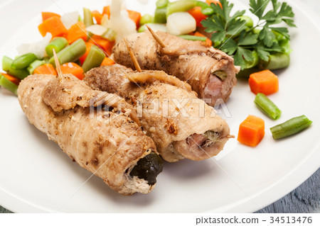 Beef rolls and vegetables 34513476