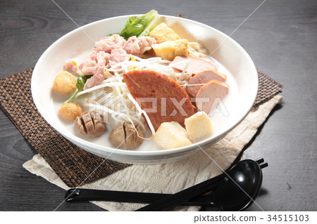 noodles in soup noodles in soup 34515103