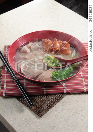 noodles in soup 34516025