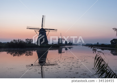 Kinderdijk in holland 34516455