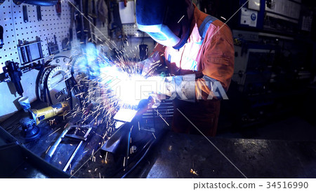 Man in a mask does welding machines 34516990