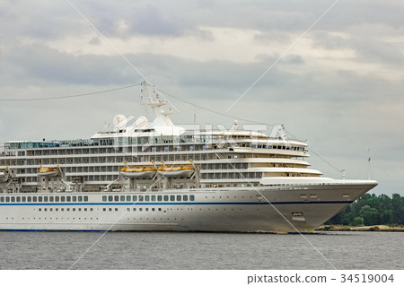 White passenger ship White passenger ship 34519004