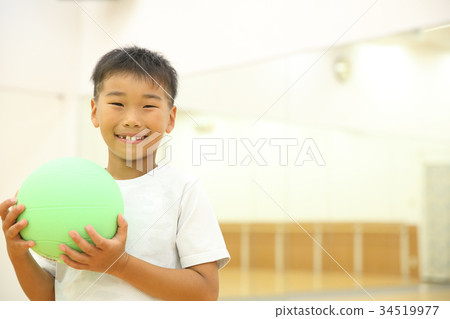 孩子們在玩球 孩子們在玩球 34519977