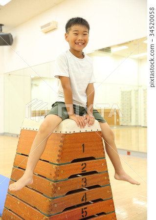 Kid jumping the box 34520058