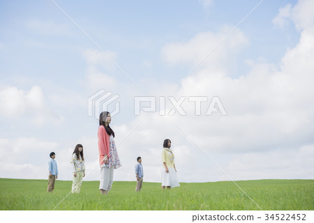 大學生住在草地上 大學生住在草地上 34522452