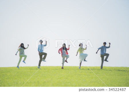 在草地上講話的大學生 在草地上講話的大學生 34522487