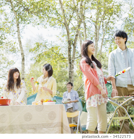 大學生準備燒烤 34522573