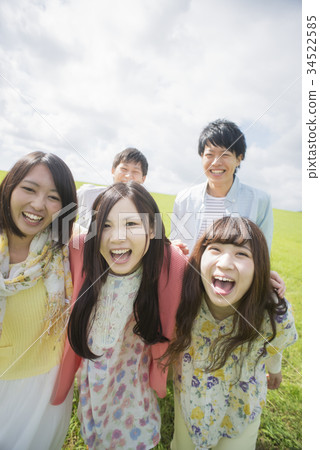 微笑在草甸的一名大學生 34522585