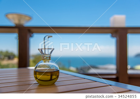 在餐館桌上的橄欖油筷子在Shodoshima橄欖色的庭院裡 34524855