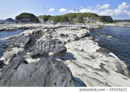 從三浦半島尼崎市尖端和尼崎燈塔看到的賭注島的角 從三浦半島尼崎市尖端和尼崎燈塔看到的賭注島的角 34525623