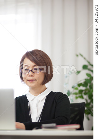 休閒商務女人中間 休閒商務女人中間 34525973