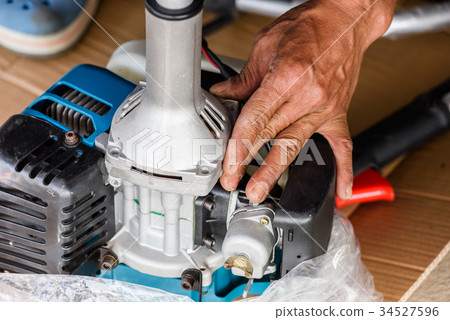 A man assemble brush cutter engine 34527596