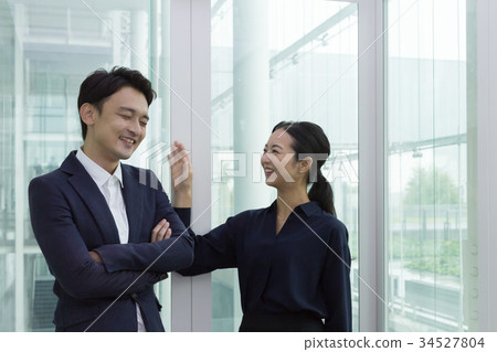 打敗並鼓勵初級肩膀的同事女人 34527804
