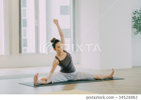 Young woman doing yoga in yoga studio 34528862