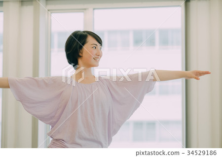 做瑜伽的少婦在瑜伽演播室 做瑜伽的少婦在瑜伽演播室 34529186