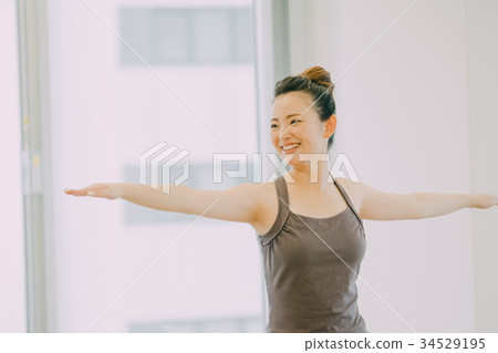 做瑜伽的少婦在瑜伽演播室 做瑜伽的少婦在瑜伽演播室 34529195