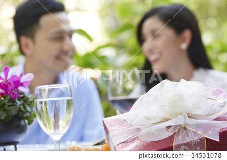 An Asian couple is blurred after an anniversary gift. 34531078