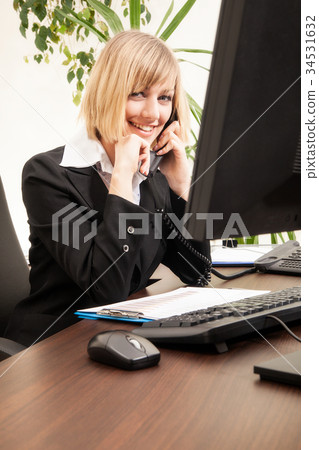 Female executive talking on phone 34531632