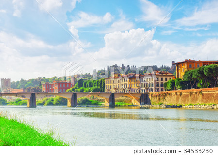 Beautiful panoramic view of the Arno River. 34533230
