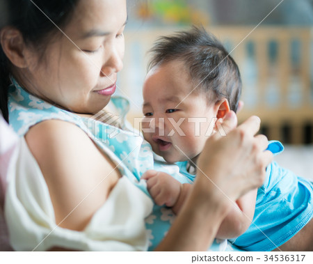 Mon and baby play togather Mon and baby play togather 34536317