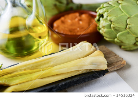calcots, sweet onions typical of Catalonia, Spain 34536324