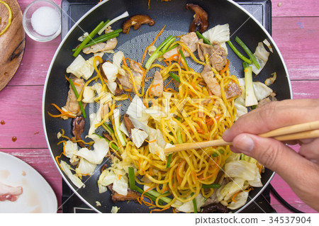Chef stir fry Japanese noodle in pan 34537904