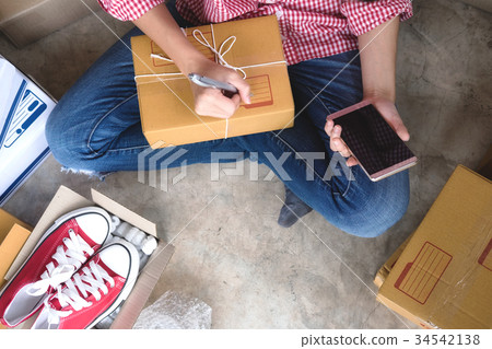 Business online seller check customer list. 34542138