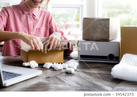 Business online seller check customer list. 34542373