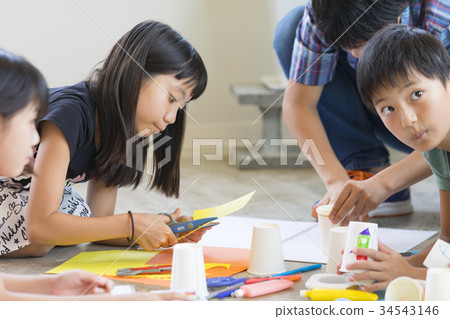 Schoolchild childcare drawing work class Schoolchild childcare drawing work class 34543146