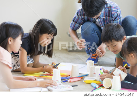 Schoolchild childcare 34543147
