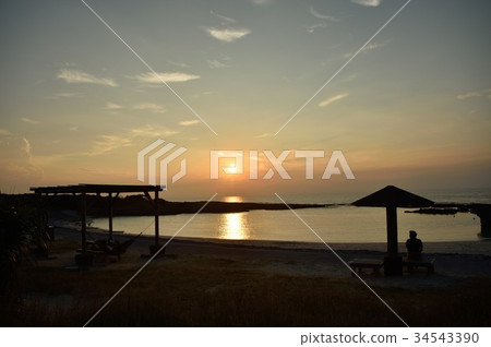 People watching the setting sun on the setting sun People watching the setting sun on the setting sun 34543390