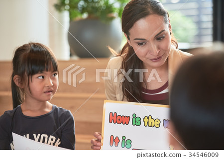 Primary school student English conversation classroom 34546009