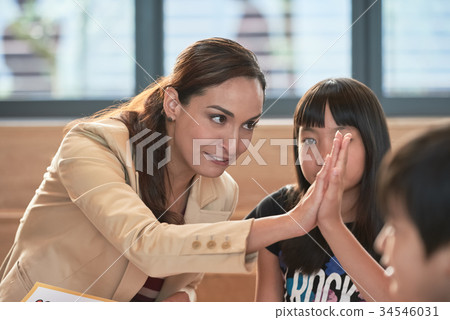 Primary school student English conversation classroom 34546031