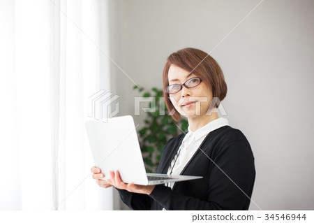 Casual Business, Women, Middle, Laptop 34546944