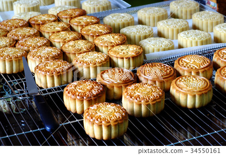 Doing moon cake, baking at home Doing moon cake, baking at home 34550161