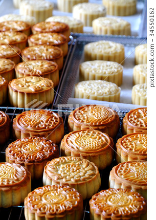 Doing moon cake, baking at home Doing moon cake, baking at home 34550162