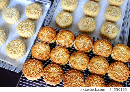 Doing moon cake, baking at home Doing moon cake, baking at home 34550163