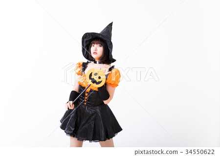 做巫婆cosplay的女孩在萬聖夜 做巫婆cosplay的女孩在萬聖夜 34550622