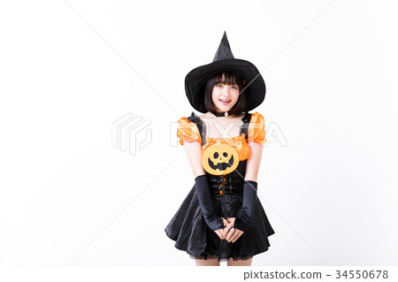 做巫婆cosplay的女孩在萬聖夜 做巫婆cosplay的女孩在萬聖夜 34550678