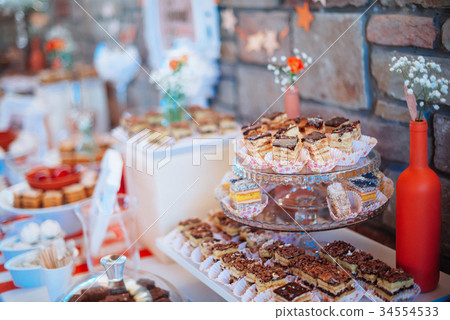 Catering at a luxury event 34554533