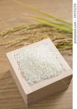 Fresh rice and rice fields Fresh rice and rice fields 34555259