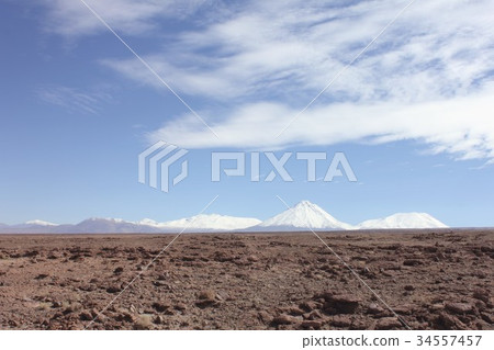 美麗的山脈在阿塔卡馬高地的沙漠地區和Rikankabul火山周圍的安第斯山脈，在智利陽光明媚的南部 34557457