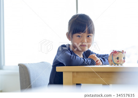 女孩和豬錢箱 女孩和豬錢箱 34557635
